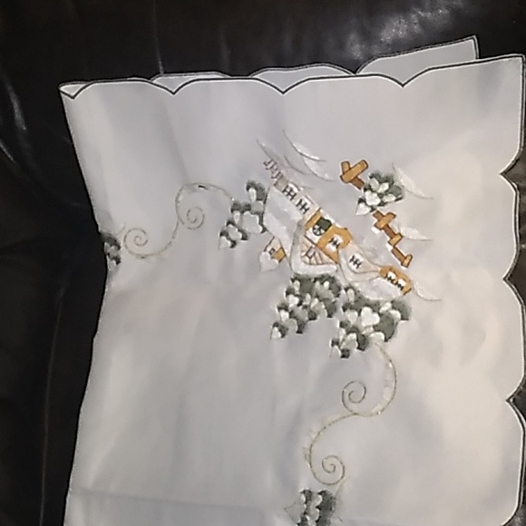 AMAZING EMBROIDERED Square Linen Tablecloth- 33.5 inches x 33.5 inches. - Picture 10 of 17